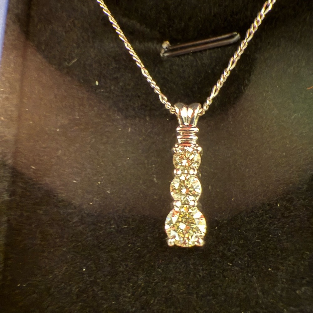 Elegant White Gold and 1ctw of Natural Diamond Pendant Necklace - Picture 1 of 10